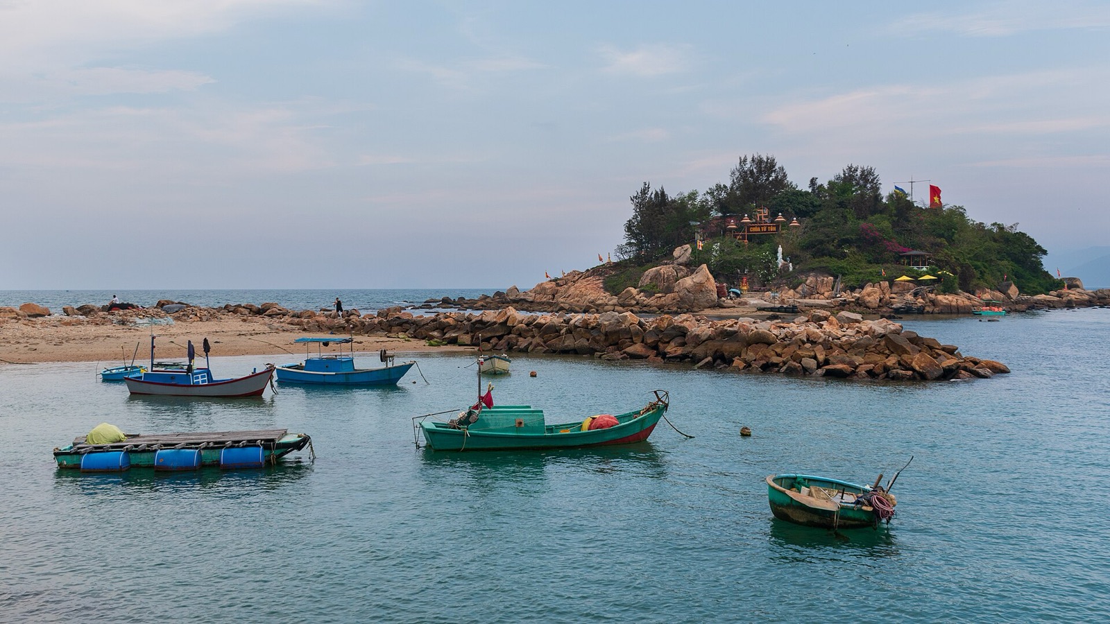 Thuyền đánh cá gần đảo Hòn Đỏ, Nha Trang