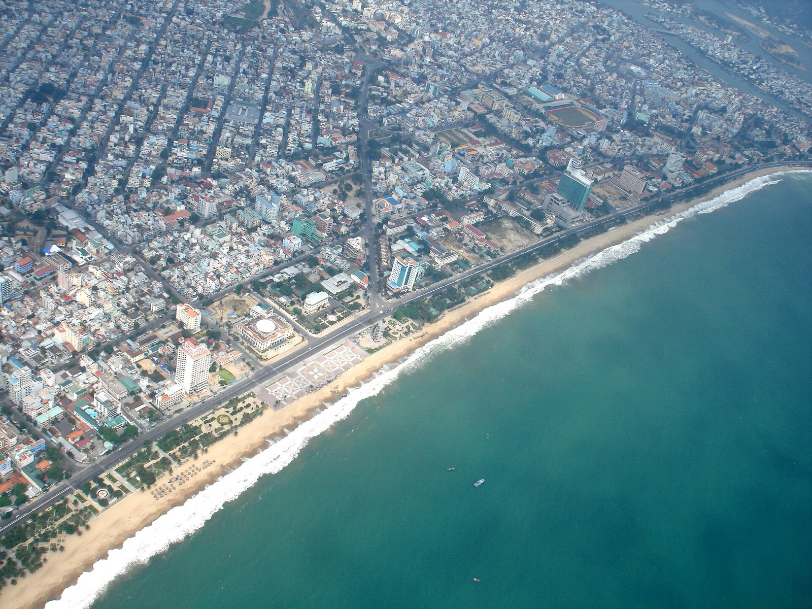 Trung tâm Nha Trang và bờ biển nhìn từ trên cao